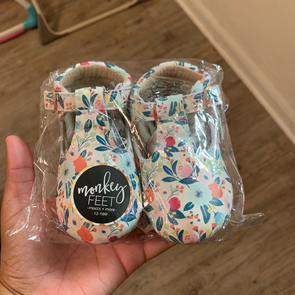BNIB Monkey feet floral tstraps